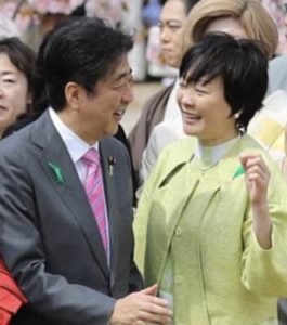 安倍首相　かわいそう　昭恵夫人　画像