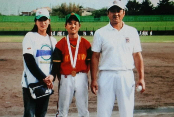 大谷翔平選手と両親の徹さんと加代子さんの画像