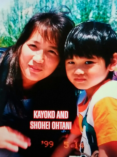 幼い頃の大谷翔平選手と母親加代子さんの顔画像