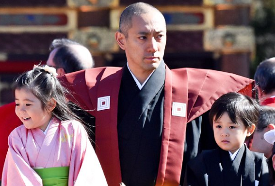 市川海老蔵と長女、長男の画像