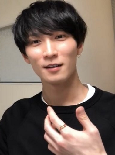 田中樹とお揃いの指輪をする渡辺翔太の画像