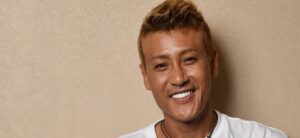 取材を受けている新庄剛志さん